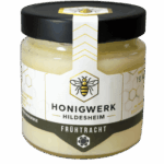 Unser cremig gerührter Blütenhonig überzeugt durch seine samtige und geschmeidige Textur. Das feine Aroma aus Frühblühern, Raps und Obstblüte entfaltet sich nicht nur als zarter Brotsaufstrich, sondern eignet sich auch zum Verfeinern von Müslis, Joghurts, Tees, Dressings, Süßspeisen und Backwaren. Farbe: hellgelb Konsistenz: cremig