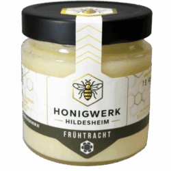 Unser cremig gerührter Blütenhonig überzeugt durch seine samtige und geschmeidige Textur. Das feine Aroma aus Frühblühern, Raps und Obstblüte entfaltet sich nicht nur als zarter Brotsaufstrich, sondern eignet sich auch zum Verfeinern von Müslis, Joghurts, Tees, Dressings, Süßspeisen und Backwaren. Farbe: hellgelb Konsistenz: cremig