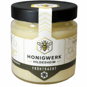 Unser cremig gerührter Blütenhonig überzeugt durch seine samtige und geschmeidige Textur. Das feine Aroma aus Frühblühern, Raps und Obstblüte entfaltet sich nicht nur als zarter Brotsaufstrich, sondern eignet sich auch zum Verfeinern von Müslis, Joghurts, Tees, Dressings, Süßspeisen und Backwaren. Farbe: hellgelb Konsistenz: cremig