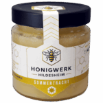 Deutscher Blütenhonig „Sommer“ - flüssig Unser flüssiger Mischblütenhonig hat einen aromatischen Geschmack, der durch die vielen Nektare des Sommers entsteht. Dazu gehören die Nektare von Kastanie, Linde und vielfältiger Sommerblüten. Die flüssige Textur macht ihn zu einem idealen Süßungsmittel. Der Duft der Sommertracht spiegelt einen warmen Sommertag und verfeinert Deine Lieblingsspeisen und vervollständigt ein gelungenes Frühstück. Farbe: goldgelb-bernstein Konsistenz: flüssig