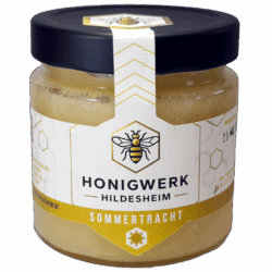 Deutscher Blütenhonig „Sommer“ - flüssig Unser flüssiger Mischblütenhonig hat einen aromatischen Geschmack, der durch die vielen Nektare des Sommers entsteht. Dazu gehören die Nektare von Kastanie, Linde und vielfältiger Sommerblüten. Die flüssige Textur macht ihn zu einem idealen Süßungsmittel. Der Duft der Sommertracht spiegelt einen warmen Sommertag und verfeinert Deine Lieblingsspeisen und vervollständigt ein gelungenes Frühstück. Farbe: goldgelb-bernstein Konsistenz: flüssig