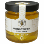Deutscher Blütenhonig „Sommer“ - cremig Unser cremig gerührter Mischblütenhonig hat einen aromatischen Geschmack, der durch die vielen Nektare des Sommers entsteht. Dazu gehören die Nektare von Kastanie, Linde und vielfältiger Sommerblüten. Der Duft der Sommertracht spiegelt einen warmen Sommertag und verfeinert Deine Lieblingsspeisen und vervollständigt ein gelungenes Frühstück. Farbe: hellgelb Konsistenz: cremig TIPP: Unseren Sommerhonig gibt es auch in flüssiger Konsistenz