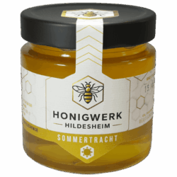 Deutscher Blütenhonig „Sommer“ - cremig Unser cremig gerührter Mischblütenhonig hat einen aromatischen Geschmack, der durch die vielen Nektare des Sommers entsteht. Dazu gehören die Nektare von Kastanie, Linde und vielfältiger Sommerblüten. Der Duft der Sommertracht spiegelt einen warmen Sommertag und verfeinert Deine Lieblingsspeisen und vervollständigt ein gelungenes Frühstück. Farbe: hellgelb Konsistenz: cremig TIPP: Unseren Sommerhonig gibt es auch in flüssiger Konsistenz