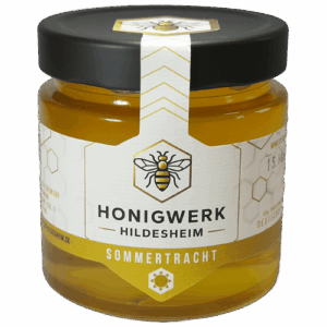 Deutscher Blütenhonig „Sommer“ - cremig Unser cremig gerührter Mischblütenhonig hat einen aromatischen Geschmack, der durch die vielen Nektare des Sommers entsteht. Dazu gehören die Nektare von Kastanie, Linde und vielfältiger Sommerblüten. Der Duft der Sommertracht spiegelt einen warmen Sommertag und verfeinert Deine Lieblingsspeisen und vervollständigt ein gelungenes Frühstück. Farbe: hellgelb Konsistenz: cremig TIPP: Unseren Sommerhonig gibt es auch in flüssiger Konsistenz